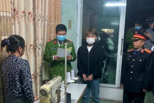Dùng mạng xã hội lừa gần 5 tỉ, hai thanh niên Nam Định tra tay vào còng