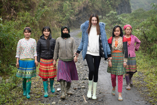 Hoa hậu Thùy Tiên mang yêu thương đến Trường Mầm non Hồ Nhì
