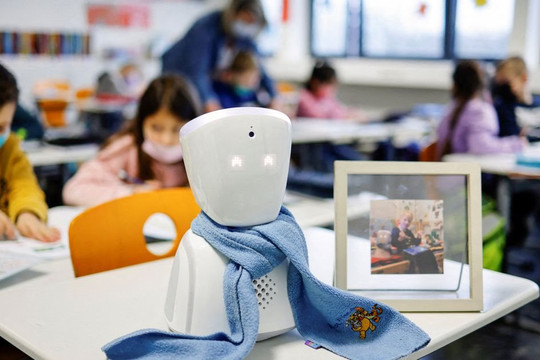 Robot đến lớp "hộ" học sinh