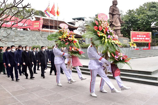 Lãnh đạo TP Hà Nội dâng hương tưởng nhớ Hoàng đế Quang Trung