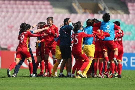 Đội tuyển bóng đá nữ Việt Nam nhận huân chương lao động hạng Nhất