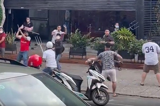 Video hàng chục thanh niên cầm hung khí hỗn chiến náo loạn đường phố