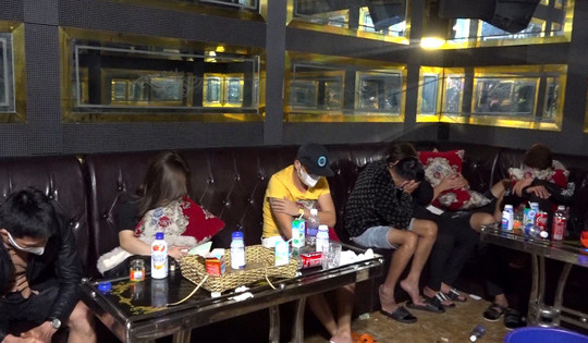 Ngày lễ tình nhân: 40 nam thanh nữ tú phê ma túy trong quán karaoke
