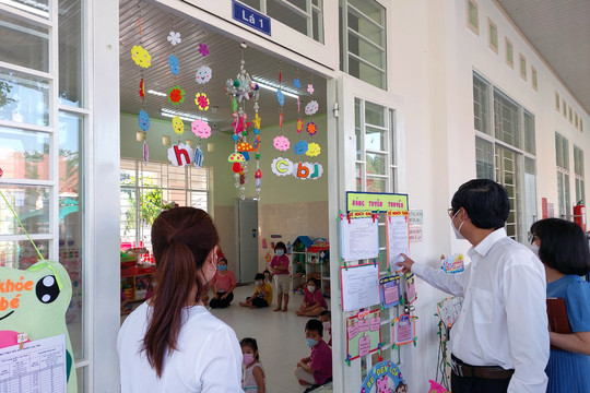 Thứ trưởng Nguyễn Văn Phúc kiểm tra việc dạy học trực tiếp tại Tây Ninh