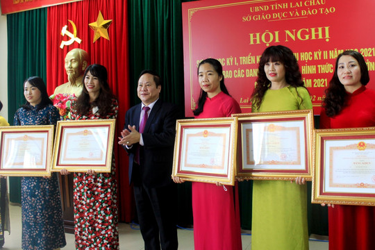 Lai Châu: Trao Cờ thi đua, khen thưởng cấp nhà nước cho 48 tập thể, cá nhân ngành GD&ĐT