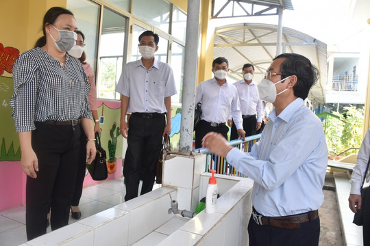 Thứ trưởng Nguyễn Văn Phúc kiểm tra việc dạy học trực tiếp tại Long An