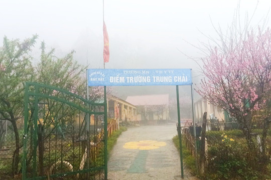 Nhiệt độ giảm sâu, học sinh vùng cao Lào Cai, Lai Châu dừng đến trường