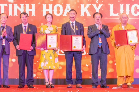 Gốm Đất Việt được trao tặng kỷ niệm chương “ Tinh hoa kỷ lục”