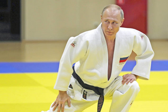 Liên đoàn Judo quốc tế đình chỉ tư cách Chủ tịch danh dự của ông Putin