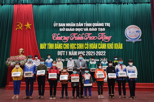 Trao 650 máy tính bảng cho học sinh có hoàn cảnh khó khăn tại Quảng Trị