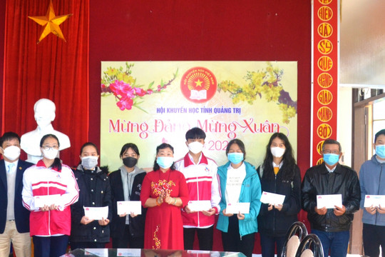 Trao học bổng SEEDS cho học sinh đặc biệt khó khăn ở Quảng Trị