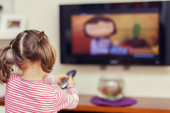 Xem tivi ảnh hưởng đến việc ăn uống của trẻ như thế nào?