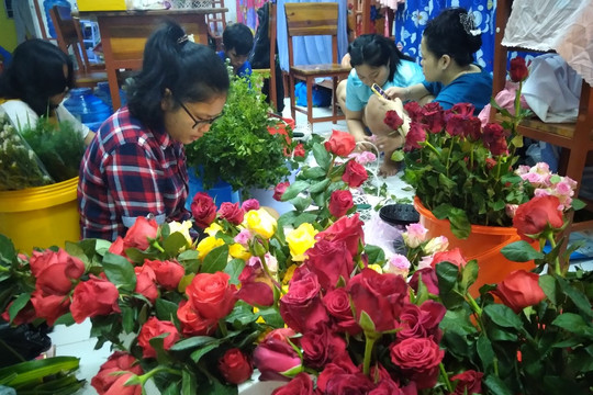 Sinh viên bán hoa tươi gây quỹ từ thiện