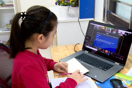 Hơn 10.000 học sinh Hà Nội được tặng thiết bị để học trực tuyến