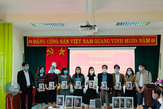 Quảng Bình: Trao tặng 298 máy tính cho học sinh có hoàn cảnh khó khăn