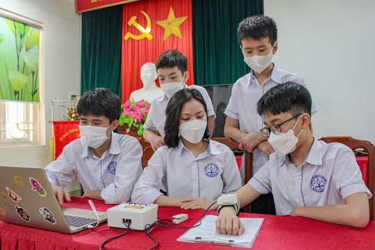 Thiết bị y tế 4 trong 1 của học sinh Kinh Bắc