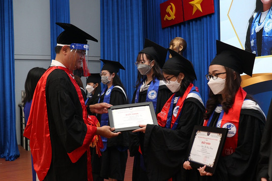 2.379 tân cử nhân Trường ĐH Mở TP.HCM nhận bằng tốt nghiệp