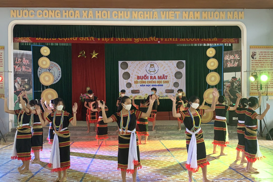 Quảng Nam: Chú trọng bảo tồn văn hóa dân tộc trong trường học miền núi