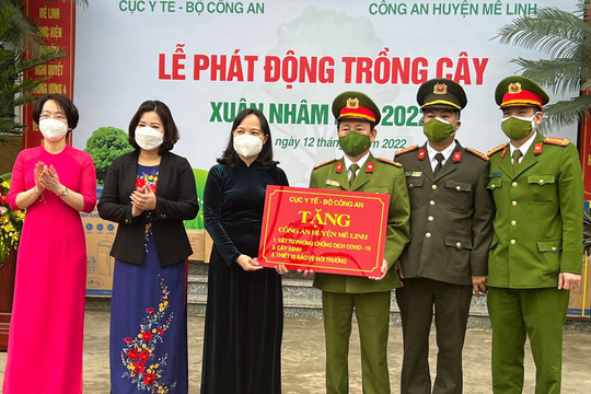 Bộ Công an trao tặng vật tư phòng, chống dịch cho huyện Mê Linh
