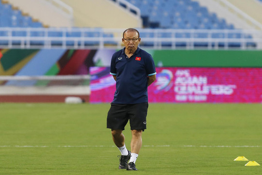 HLV Park Hang Seo đăm chiêu trước giờ tuyển Việt Nam đấu Oman