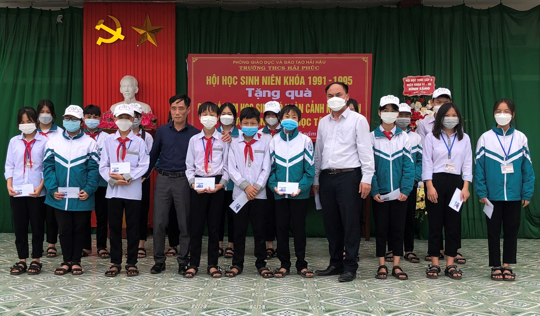 Nam Định: Những suất quà "nâng bước em tới trường" đến tay học sinh khó khăn