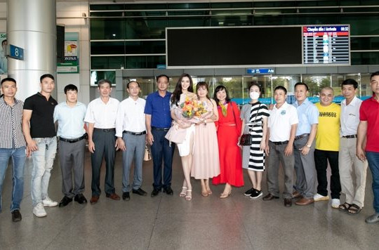 Hoa hậu Đỗ Hà về nước sau hành trình Miss World