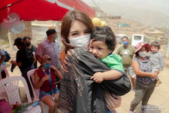 Hoạt động từ thiện đầu tiên của Hoa hậu Thùy Tiên tại ngoại ô Lima - Peru