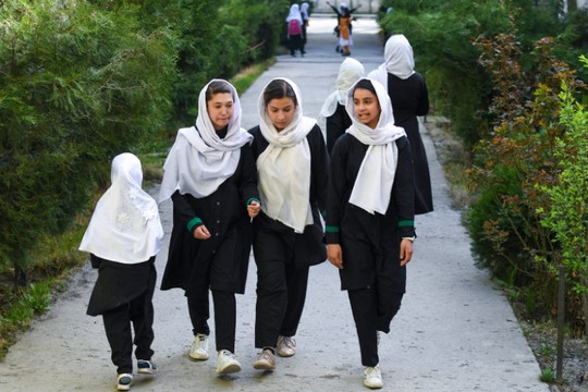Afghanistan: Nữ sinh ra về chỉ vài tiếng sau khi đến trường