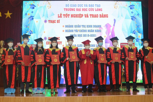 Trường ĐH Cửu Long trao bằng thạc sĩ và cử nhân cho lưu học sinh Lào