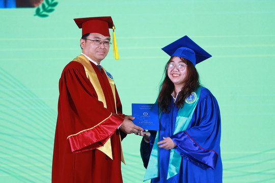 Trường Đại học Luật TP.HCM trao bằng tốt nghiệp cho 1.206 cử nhân hệ chính quy