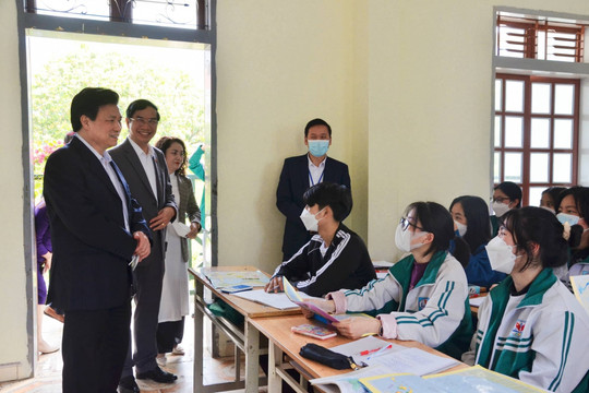 Thứ trưởng Nguyễn Hữu Độ kiểm tra thực hiện chương trình GDPT tại Sơn La