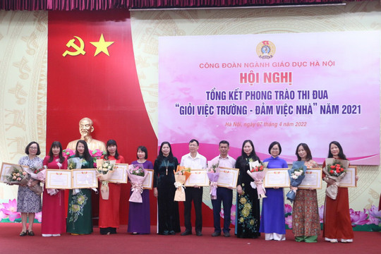 Hà Nội: Khen thưởng nữ nhà giáo giỏi việc trường, đảm việc nhà