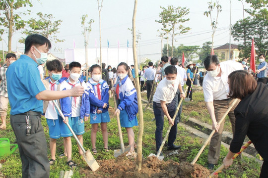 Giáo viên, học sinh thành phố Hà Tĩnh ra quân trồng cây xanh