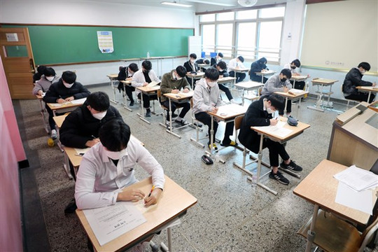 Hàn Quốc: Phụ huynh phản đối việc học sinh mắc Covid-19 không được thi