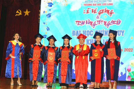 Trường ĐH Cửu Long trao bằng tốt nghiệp cho gần 500 tân cử nhân, kỹ sư