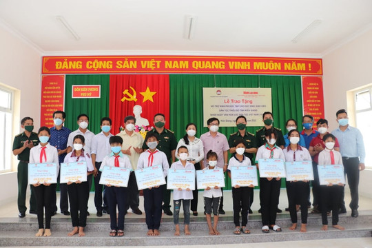 Thành phố Hồ Chí Minh: Trao tặng 150 suất học bổng cho học sinh, sinh viên dân tộc thiểu số