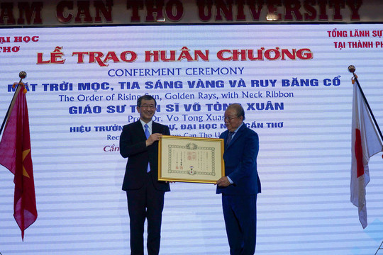 Trao tặng Huân chương Mặt Trời Mọc cho Giáo sư Võ Tòng Xuân