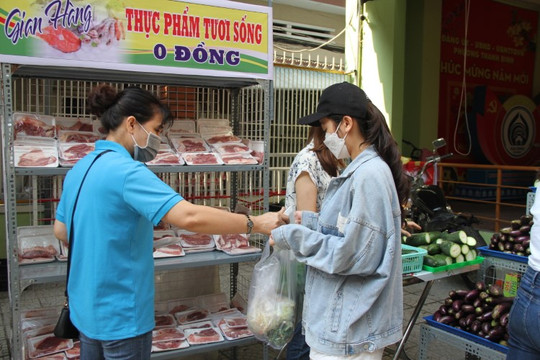 Đà Nẵng: Chợ 0 đồng "dìu" sinh viên qua khó khăn