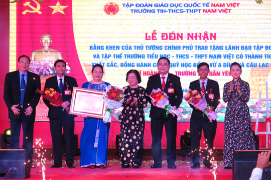 Tập đoàn Giáo dục quốc tế Nam Việt đón nhận bằng khen của Thủ tướng Chính phủ