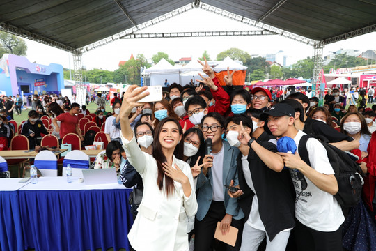 Hoa hậu Đỗ Thị Hà cùng hàng nghìn sinh viên đội mưa dự “Sóng Festival”