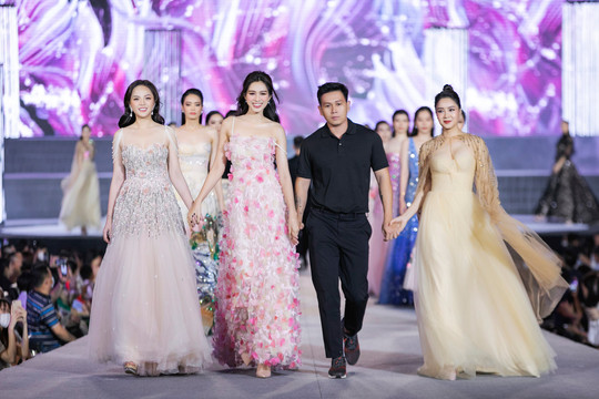 Thu Quỳnh, Hồng Diễm dắt tay nhau kết show thời trang