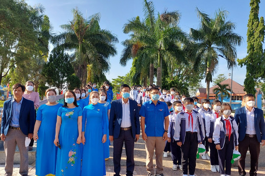 Học sinh Kon Tum dâng hoa ghi nhớ công lao, sự hy sinh của các anh hùng dân tộc