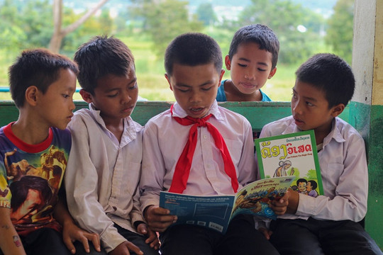 Giáo dục Lào khắc phục khủng hoảng bằng thư viện di động