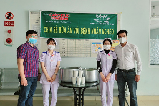 Văn phòng Báo GD&ĐT Miền Trung-Tây Nguyên trao 200 suất ăn cho bệnh nhân ung bướu