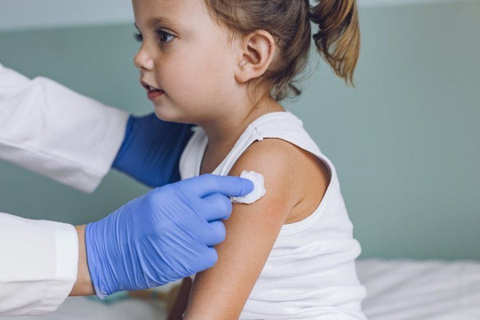 Thống kê về tác dụng phụ và tử vong do vaccine COVID-19 tại Hoa Kỳ