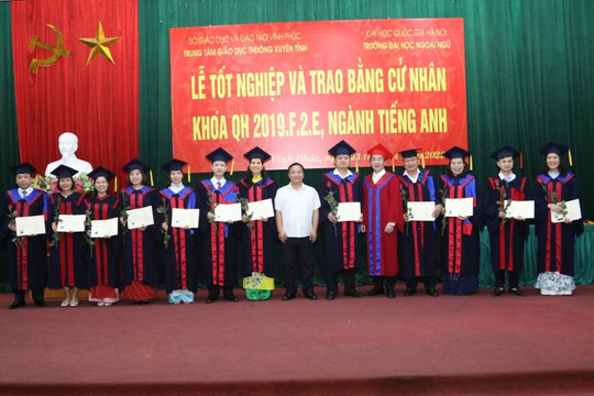 Trường Đại học Ngoại ngữ trao bằng cử nhân cho 51 học viên