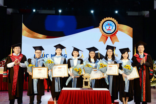Trường Đại học Kinh tế Quốc dân trao bằng cho 106 tân khoa Tiến sĩ