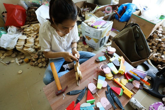 Nữ kiến trúc sư biến gỗ tạp thành đồ chơi mầm non thông minh