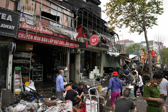 Hoả hoạn thiêu rụi 10 cửa hàng ở Hà Nội lúc rạng sáng