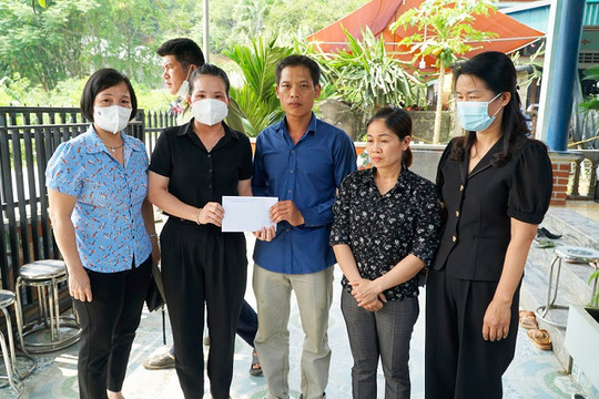 Động viên, hỗ trợ gia đình học sinh lớp 10 bị đuối nước tại TP. Tuyên Quang